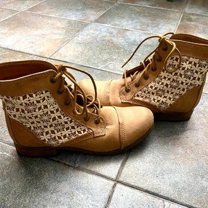 SM New York lace up boots, 8.5 MENS, tan and white.